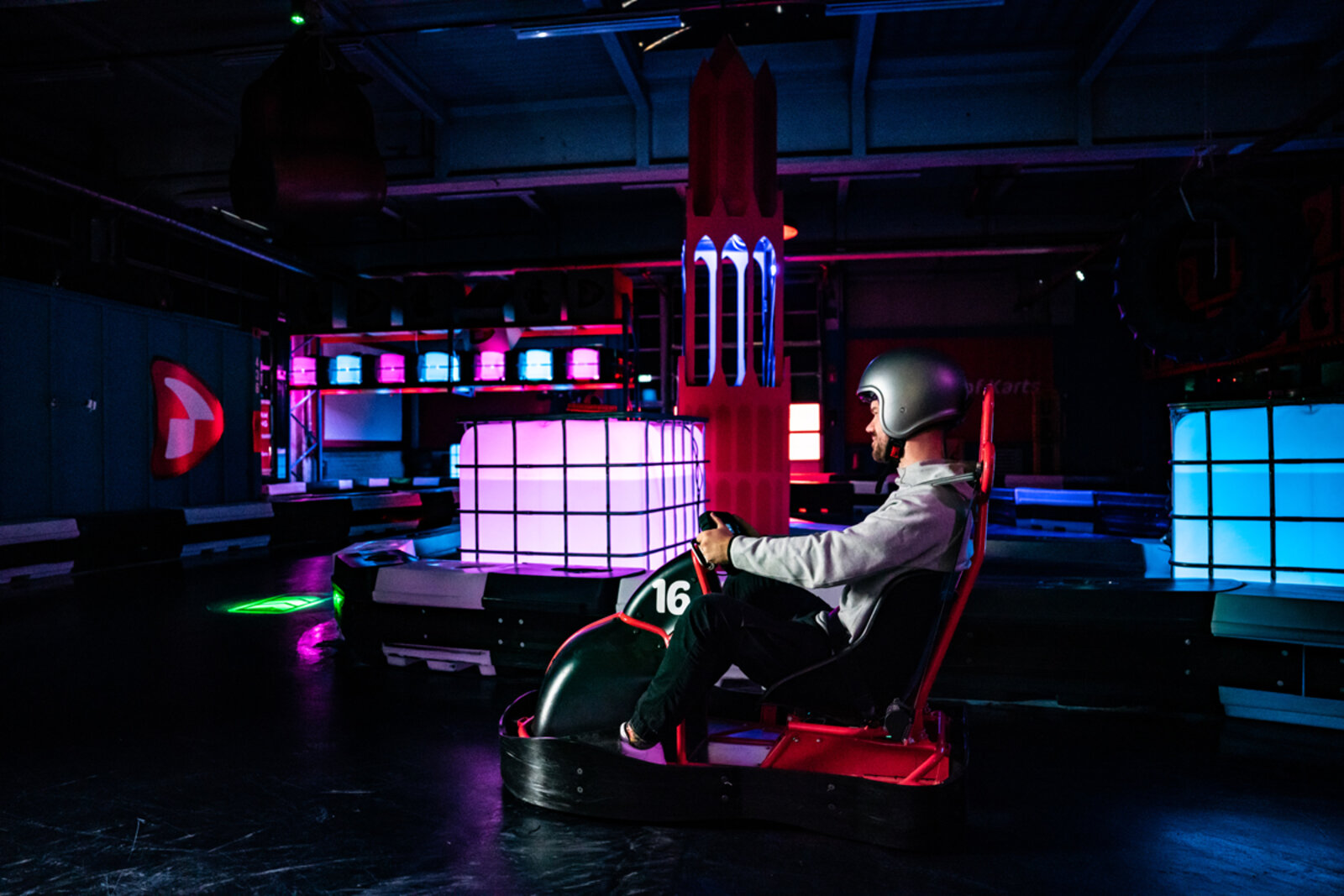 Kart op de indoor baan van Fusion Drift bij The Team Building in Utrecht